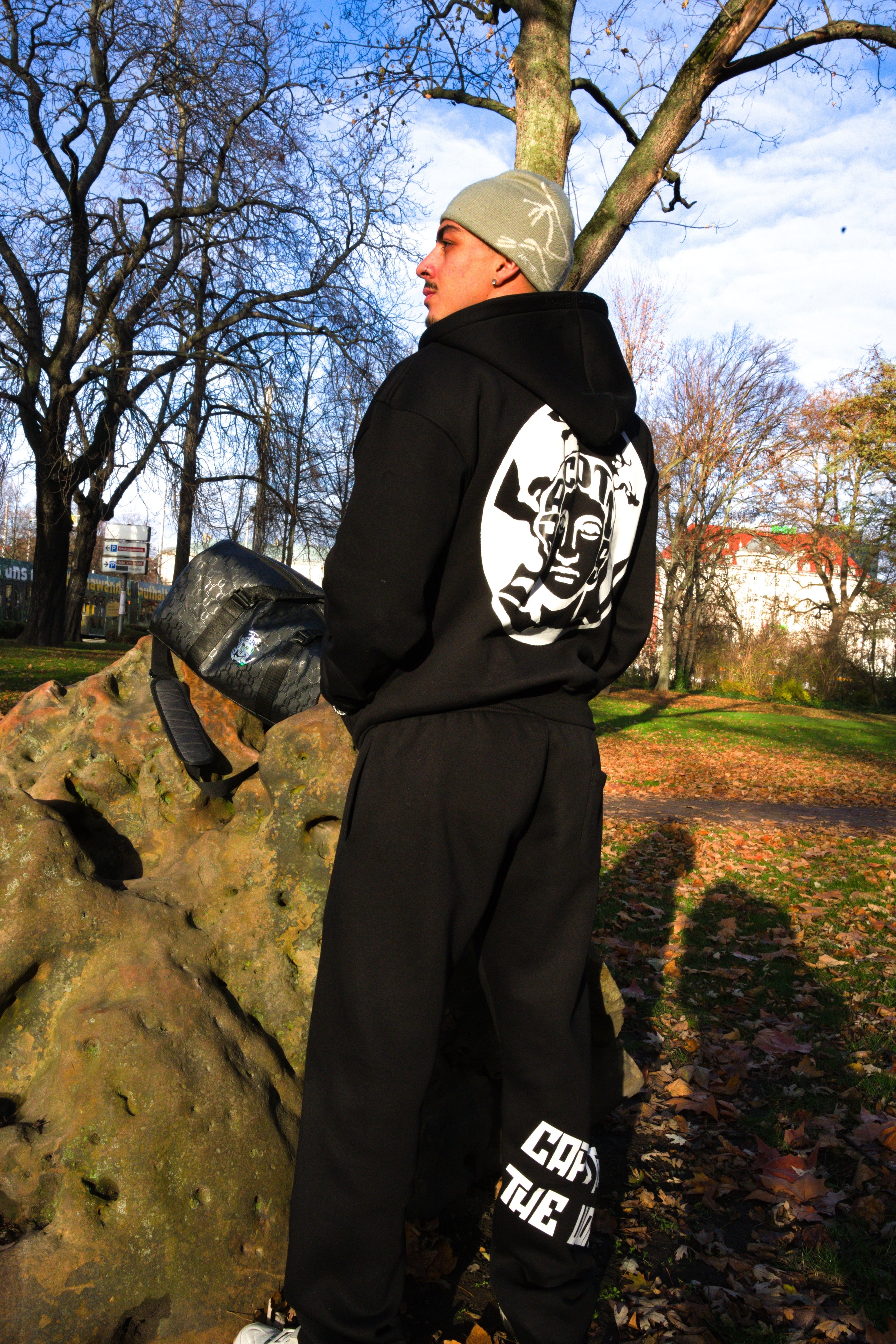 Essential Graphic Zip-Up - Black