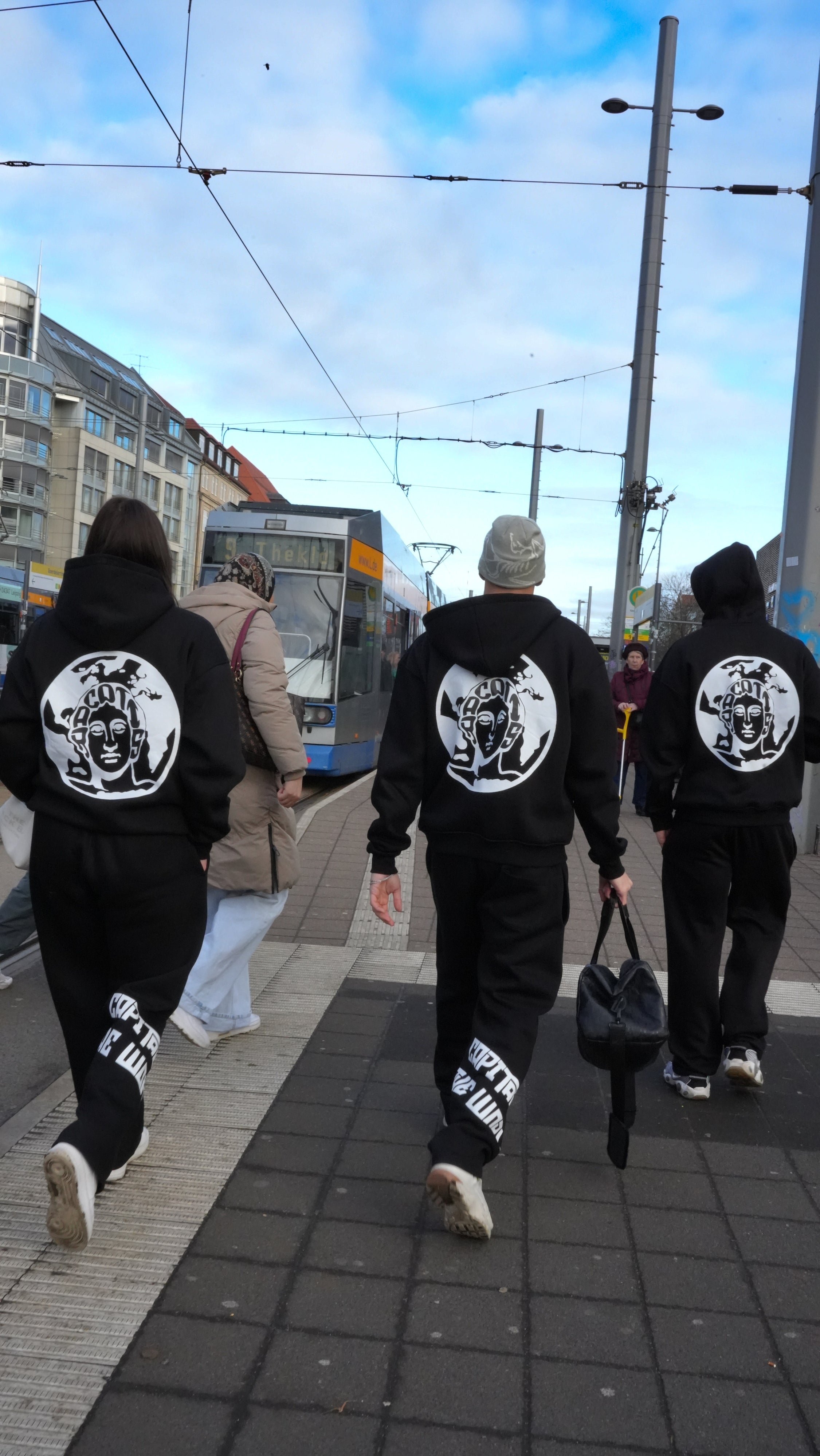 Essential Graphic Zip-Up - Black